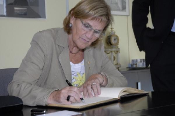 La Muy Hble. Sra. Núria de Gispert, Presidenta del Parlament de Catalunya, firma en el Libro de Honor del Institut Guttmann