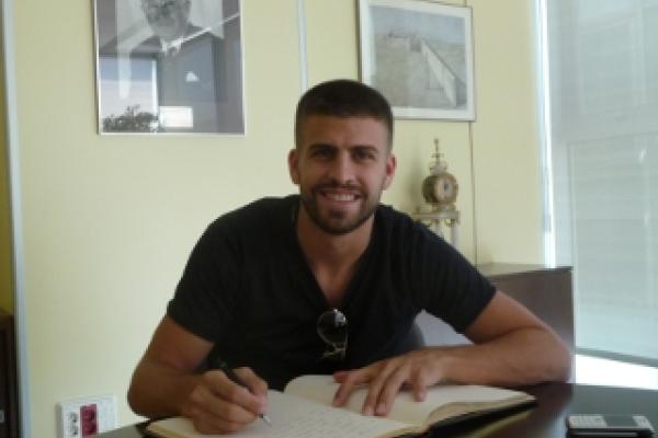 El Sr. Gerard Piqué, Jugador de fútbol del FC Barcelona, firma en el Libro de Honor del Institut Guttmann