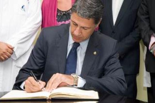 El Ilmo. Sr. Xavier García Albiol, Alcalde de Badalona, firma en el Libro de Honor del Institut Guttmann