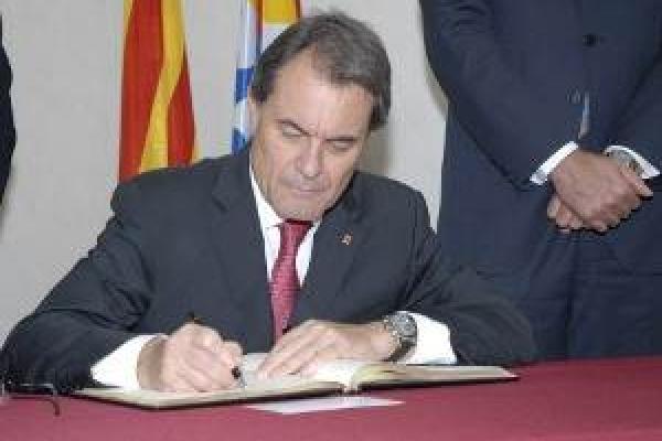 El Muy Hble. Sr. Artur Mas, Presidente de la Generalitat de Catalunya, firma en el Libro de Honor del Institut Guttmann