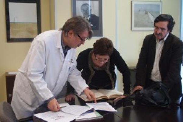 La Sra. Cristina Rodríguez, Ministra de Salud y Bienestar del Gobierno de Andorra, firma en el Libro de Honor del Institut Guttmann