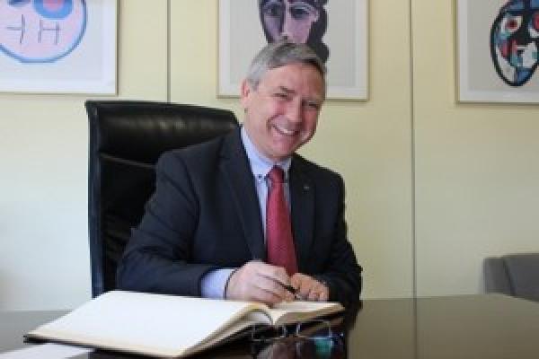 El Sr. Jean-Paul Rignault, Consejero Delegado de AXA España, firma en el Libro de Honor del Institut Guttmann