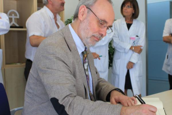 El Excmo. y Magfco. Sr. Ferran Sancho, Rector de la Universitat Autònoma de Barcelona, firma en el Libro de Honor del Institut Guttmann