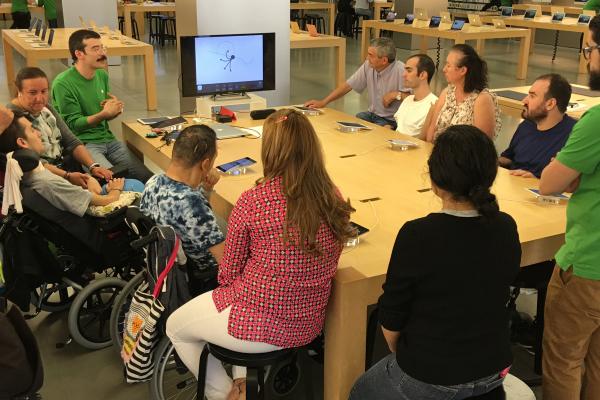 Pacientes del Institut Guttmann participan con Apple en un taller de accesibilidad