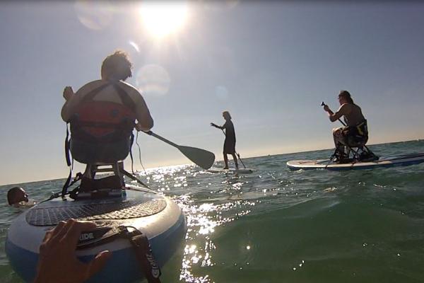 Actividad de paddle surf adaptado en Cabrera de Mar