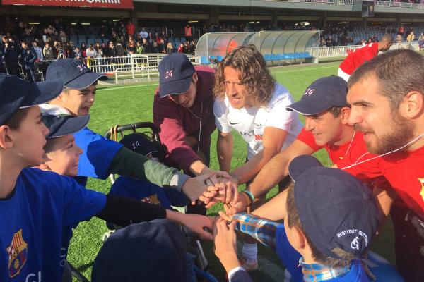 un grupo de pacientes infantiles juegan un partido de futbol con los jugadores Carles Puyol y Eric Abidal 