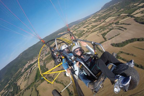 Ex pacientes del Institut Guttmann disfrutan de la excepcional sensación de volar en paramotor