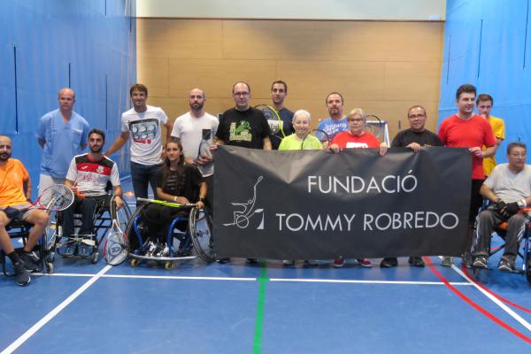Tommy Robredo entrena a tenis con los pacientes