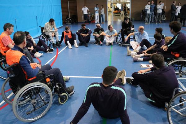 Equipos del Barça visitan el Institut Guttmann dentro del programa Masía Solidaria