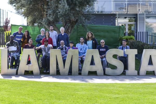 Pacientes del Institut Guttmann en la Masia del Barça