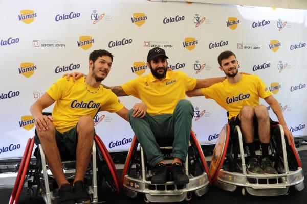 El campeón del mundo Ricky Rubio entrega la Beca Vamos al equipo de rugby en silla de ruedas.