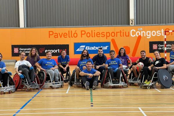 los participantes en una sesión de rugby adaptado 