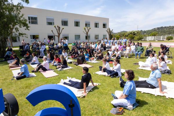 Conferència i meditació als jardins de l'Institut Guttmann