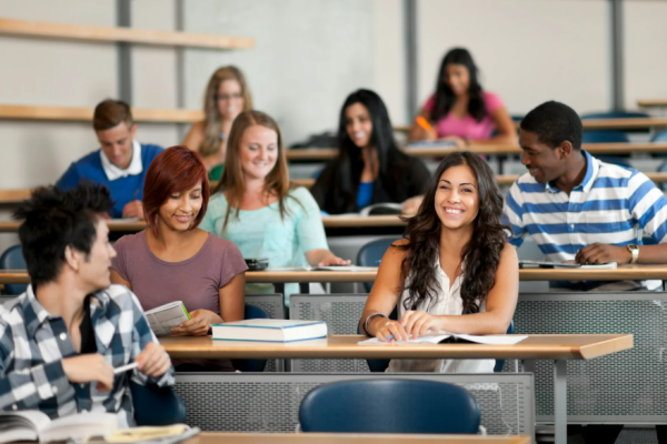 estudiantes universitarios en una aula
