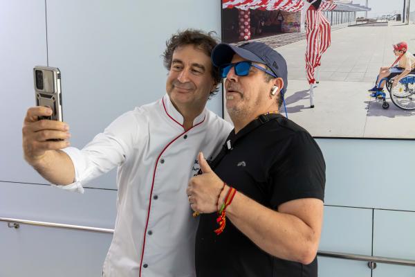 El xef Pepe Rodríguez de Masterchef visita l’Institut Guttmann i prepara un menú degustació en el marc del 60è aniversari