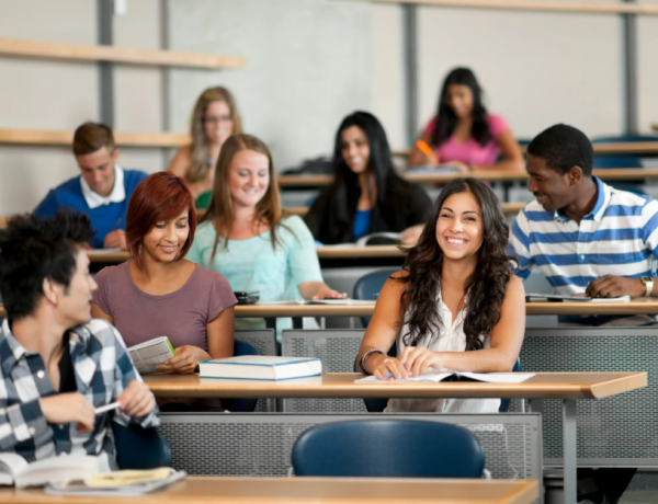 estudiantes universitaris en una aula