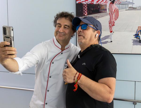 El chef Pepe Rodríguez de Masterchef visita el Institut Guttmann y prepara un menú degustación en el marco del 60 aniversario