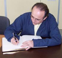 El cantautor Joan Manuel Serrat firma en el Libro de Honor del Institut Guttmann