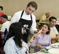 El Sr. Ismael Prados, Cocinero, firma en el Libro de Honor del Institut Guttmann