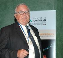 El Dr. Michael Merzenich, Neuropsicólogo, firma en el Libro de Honor del Institut Guttmann