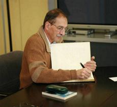 El Sr. Josep M. Benet i Jornet, Escritor y Guionista, firma en el Libro de Honor del Institut Guttmann