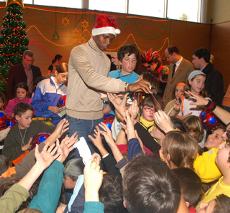 El Sr. Samuel Eto’o, Jugador de fútbol del FC Barcelona, firma en el Libro de Honor del Institut Guttmann