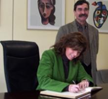 La Muy Iltre. Sra. Montserrat Gil, Ministra de Salud, Bienestar Social i Familia de Andorra, firma en el Libro de Honor del Institut Guttmann