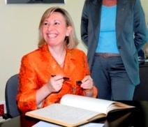 maria_amparo_valcarcel.jpg La Excma. Sra. Maria Amparo Valcarce, Secretaria de Estado de Servicios Sociales, Familias y Discapacidad del Gobierno de España, firma en el Libro de Honor del Institut Guttmann
