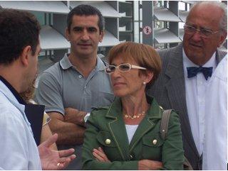 La Hble. Sra. Mar Serna, Consejera de Trabajo de la Generalitat de Cataluña, firma en el Libro de Honor del Institut Guttmann