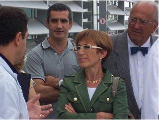 mar_serna.jpg La Hble. Sra. Mar Serna, Consejera de Trabajo de la Generalitat de Cataluña, firma en el Libro de Honor del Institut Guttmann