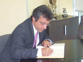 alvaro_pascual.jpg El Profesor Álvaro Pascual-Leone, Profesor de Neurología en la Escuela Médica de Harvard y Director del Center for Non-invasive Brain Stimulation, firma en el Libro de Honor del Institut Guttmann
