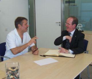El Excm. i Mgfc. Sr. Antoni Giró, Rector Universidad Politécnica de Cataluña, firma en el Libro de Honor del Institut Guttmann