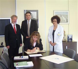 La Sra. Silvia Schmidt, Diputada del Bundestag Alemán y Delegada del Grupo Parlamentario del SPD para Personas con Discapacidad, firma en el Libro de Honor del Institut Guttmann