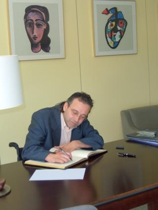 El Sr. Juan Carlos Ramiro, Director General de Coordinación de Políticas Sectoriales sobre Discapacidad, firma en el Libro de Honor del Institut Guttmann