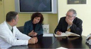 El Sr. Joan Antoni Barón i Espinar, Alcalde de Mataró, firma en el Libro de Honor del Institut Guttmann