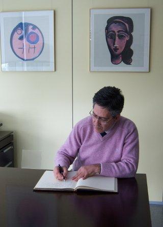 El Dr. Alberto de Pinto, Presidente de la Federación Nacional de ASPAYM, firma en el Libro de Honor del Institut Guttmann