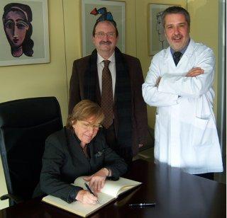La Excma. i Mgfca. Ana Ripoll, Rectora de la Universidad Autónoma de Barcelona, firma en el Libro de Honor del Institut Guttmann