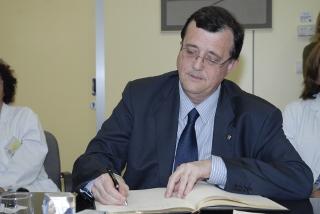 El Hble. Sr. Francesc Xavier Mena, Conseller de Empresa y Ocupación, firma en el Libro de Honor del Institut Guttmann