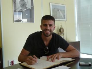 gerard_pique.jpg El Sr. Gerard Piqué, Jugador de fútbol del FC Barcelona, firma en el Libro de Honor del Institut Guttmann