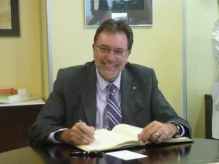 josep_lluis_cleries.jpg El Honorable Sr. Josep Lluís Cleries, Consejero de Bienestar Social y Familia de la Generalitat de Catalunya, firma en el Libro de Honor del Institut Guttmann