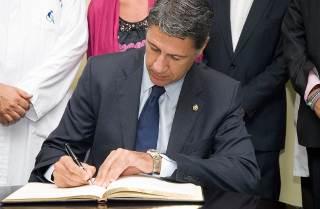 El Ilmo. Sr. Xavier García Albiol, Alcalde de Badalona, firma en el Libro de Honor del Institut Guttmann