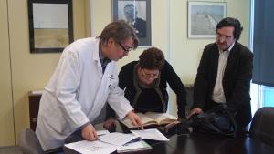 La Sra. Cristina Rodríguez, Ministra de Salud y Bienestar del Gobierno de Andorra, firma en el Libro de Honor del Institut Guttmann
