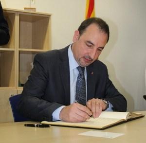 El Sr. Ramón Espadaler i Parcerisas, Conseller de Interior de la Generalitat de Catalunya, firma en el Libro de Honor del Institut Guttmann