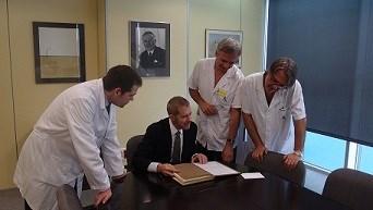 El Sr. James D. Guest, de The Miami Project to Cure Paralysis, firma en el Libro de Honor del Institut Guttmann