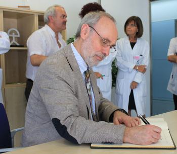 El Excmo. y Magfco. Sr. Ferran Sancho, Rector de la Universitat Autònoma de Barcelona, firma en el Libro de Honor del Institut Guttmann