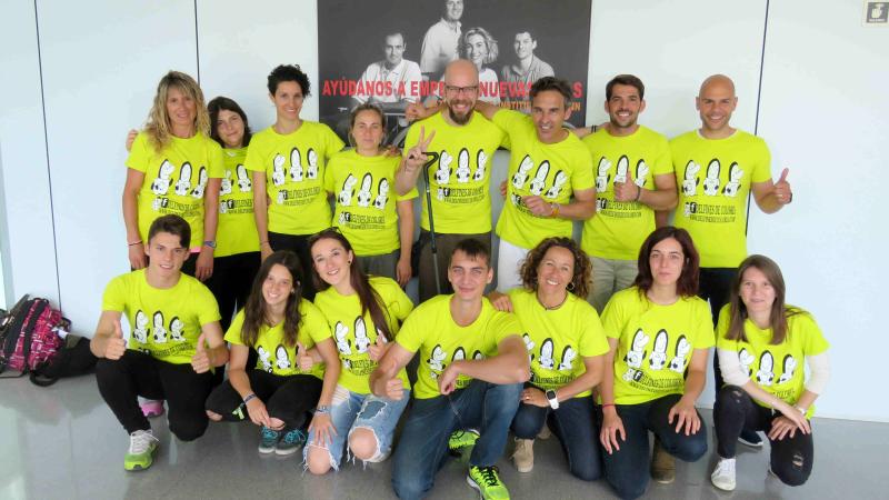 1-baja.jpg Víctor Sánchez, jugador del Español, acompaña a los alumnos del curso Delfines de Colores, sobre actividades acuáticas inclusivas