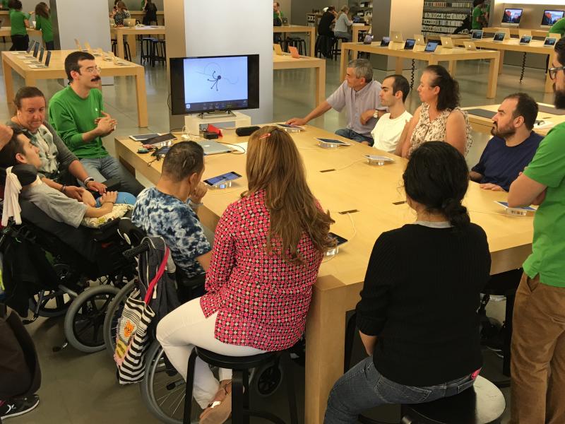 Pacientes del Institut Guttmann participan con Apple en un taller de accesibilidad