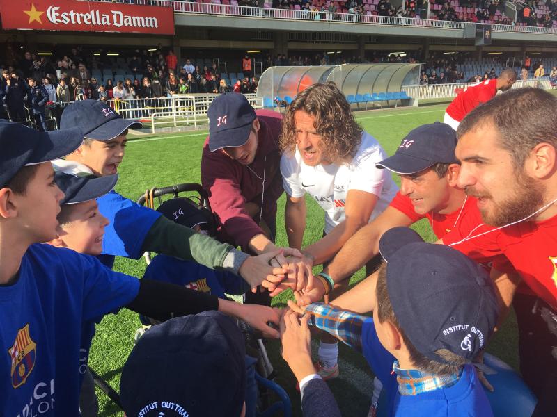 img_6488.jpg un grupo de pacientes infantiles juegan un partido de futbol con los jugadores Carles Puyol y Eric Abidal