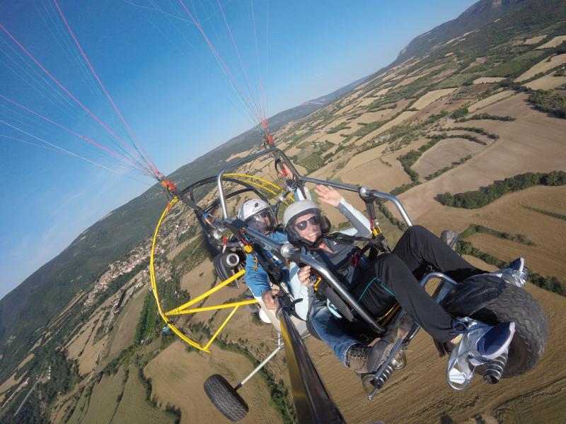 g0062279.jpg Ex pacientes del Institut Guttmann disfrutan de la excepcional sensación de volar en paramotor