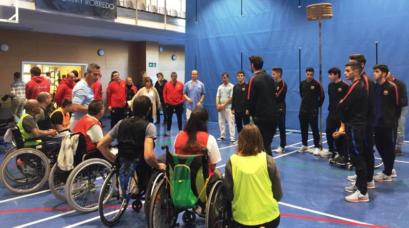 Jugadores de “La Masía” del Barça visitan el Institut Guttmann